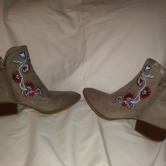 Women's 8.5 Vivian suede embroidered ankle boots - Picture 4 of 9